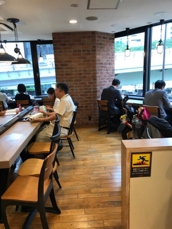 プレッツェルプロシュートバーガーを食すファーストキッチンウェンディーズ赤坂見附店の店内
