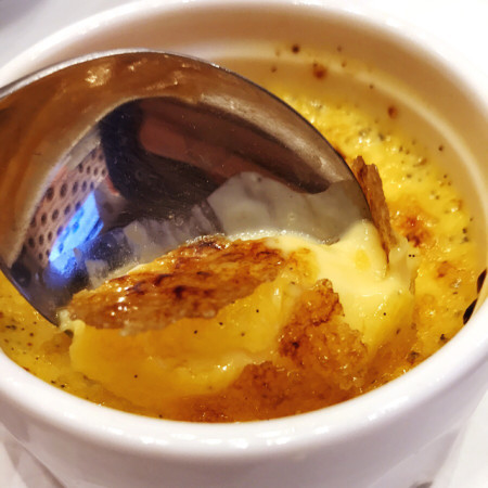 ネスカフェ香味焙煎インスタントコーヒー神の雫マリアージュに登場するスイーツをル・パティシエ・タカギ高木康政シェフが手がけるクレームブリュレ