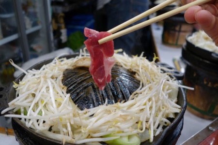 席に座ると、目の前に炭火の上にジンギスカン鍋が並んでいました。